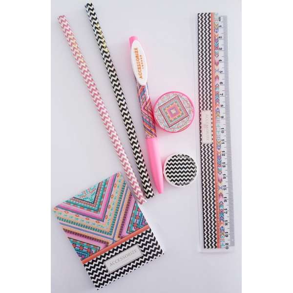 ACCESSORIZE LONDON STATIONERY - 8-DELIG - PEN LINIAAL POTLODEN GUM PUNTENSLIJPER NOTITIEBLOKJE DOORZICHTIGE ETUI ACCESSORIZE LONDON STATIONERY - 8-DELIG - PEN LINIAAL POTLODEN GUM PUNTENSLIJPER NOTITIEBLOKJE DOORZICHTIGE ETUI