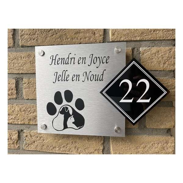 Naambordje voordeur met een hondenpoot met daarin een hond en een poes Naambordje voordeur met een hondenpoot met daarin een hond en een poes