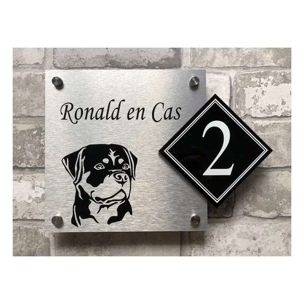Naambordje voordeur met een Rottweiler Naambordje voordeur met een Rottweiler