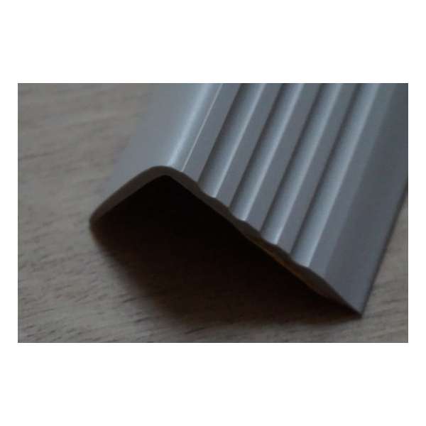 PVC -ANTISLIP TRAPPROFIEL -ZELFKLEVEND DONKERGRIJS P2ND 41X25 mm X 150 cm (set van15 stuks )